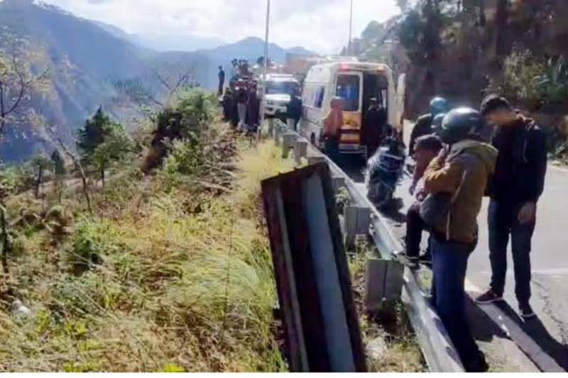 सड़क हादसे मदद के लिए आगे आते log