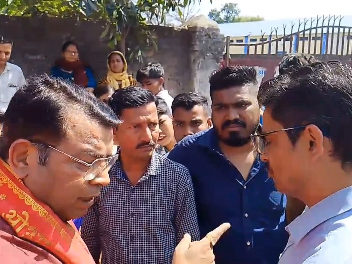 मौके पर पहुंचकर विधायक ने लगाई गैस एजेंसी संचालल को फटकार