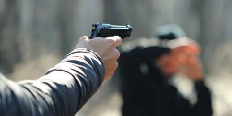 होली की पूजा कर लौट रहे युवक की सिर में सटा कर मारी गोली