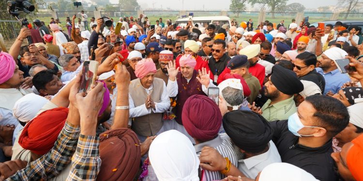 भक्ति की लहरें उमड़ीं! 94 फीट ऊँचा नया ध्वजदण्ड श्री दरबार साहिब पहुंचा, जयकारों से गूंजा देहरादून