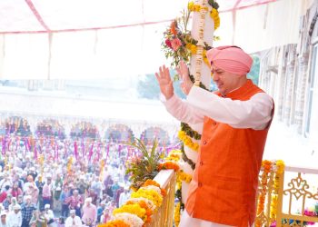 आस्था का महासागर उमड़ा! श्रीमहंत देवेंद्र दास जी के नेतृत्व में झंडे जी का दिव्य आरोहण