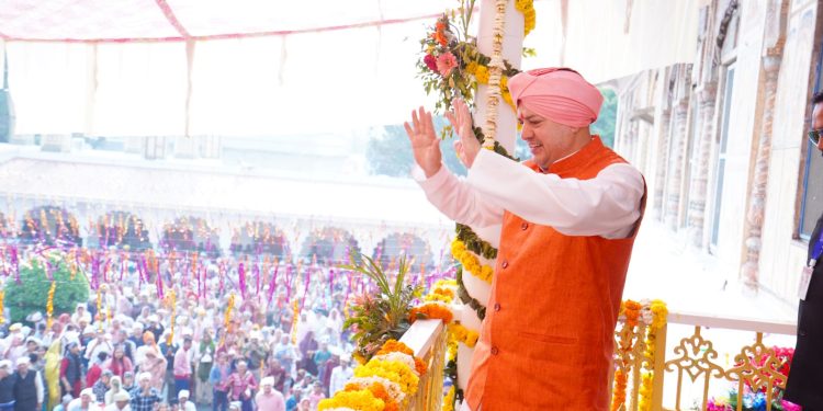 आस्था का महासागर उमड़ा! श्रीमहंत देवेंद्र दास जी के नेतृत्व में झंडे जी का दिव्य आरोहण