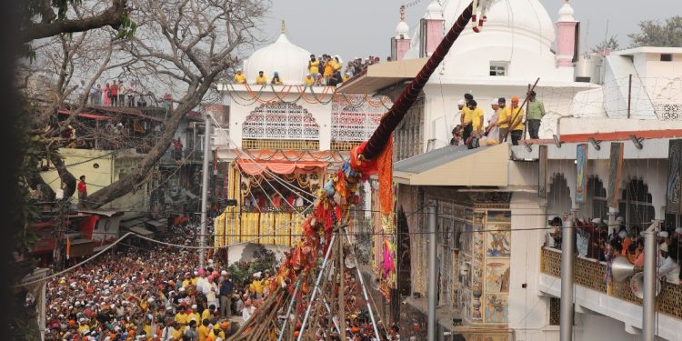 आस्था का महासागर उमड़ा! देहरादून में 94 फीट ऊँचे श्री झंडे जी का भव्य आरोहण, लाखों शीश झुके