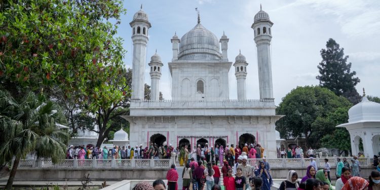 श्री झण्डे जी मेला चरम पर: देहरादूनवासी उमड़े, माथा टेकने और मनोकामनाएं मांगने का तांता