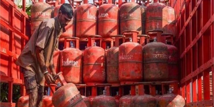 बड़ी खबर : रसोई गैस के दामों में भारी उछाल, जानिए कितना पड़ेगा आपकी जेब पर असर