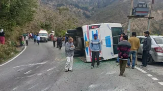 हल्द्वानी-गंगोलीहाट बस खुपी में पलटी1 मौत, 8 घायल
राहत-बचाव जारी