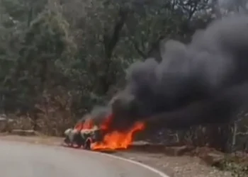 कैंची धाम बाईपास पर दिल्ली श्रद्धालुओं की कार में लगी भीषण आग