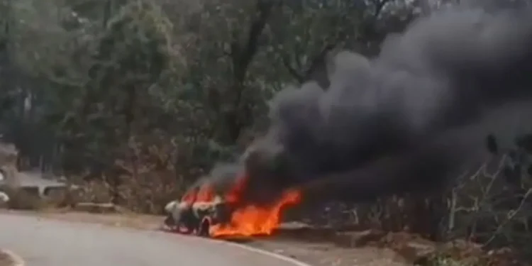 कैंची धाम बाईपास पर दिल्ली श्रद्धालुओं की कार में लगी भीषण आग