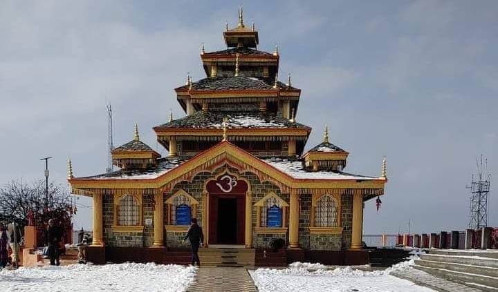 "सुरकंडा देवी मंदिर टिहरी गढ़वाल 2750 मीटर ऊंचाई पर – हिमालय का मनमोहक नजारा"