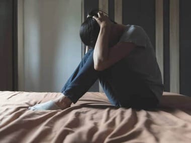 सौतेले पिता ने नहाते समय वीडियो बनाकर ब्लैकमेल किया, पति मौत के बाद फिर अत्याचार – FIR दर्ज