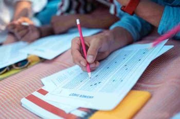 उत्तराखंड PCS 2026 और Lower PCS परीक्षा की तैयारी करते युवा, UKPSC भर्ती संकट