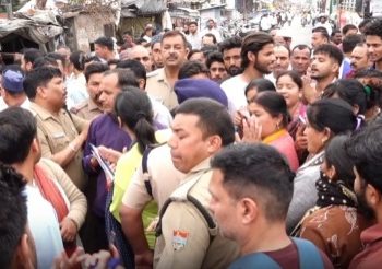 देहरादून में गैस सिलेंडर की किल्लत को लेकर महिलाओं ने किया चक्का जाम