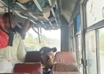 उत्तराखंड में यहां  रोडवेज बस पर बाइक सवार युवकों ने किया पथराव, यात्रियों में मची अफरा-तफरी