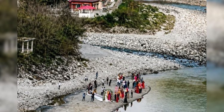 गजब उत्तराखंड में श्मशान घाट में रचाई शादी,वीडियो हुआ वायरल
