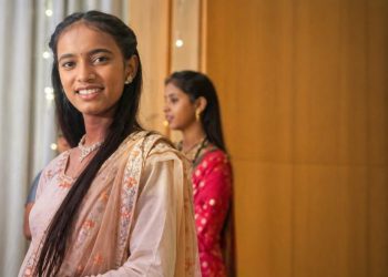 आपदा ने सब कुछ छीना, पर हौसला अडिग रहा — साक्षी की सफलता ने सबको रुला दिया।