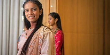 आपदा ने सब कुछ छीना, पर हौसला अडिग रहा — साक्षी की सफलता ने सबको रुला दिया।