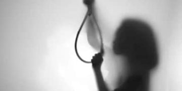 “मैंने गलत किया है इसलिए मैं खुद को सजा दे रही हूं”  माफ करना, सुसाइड नोट लिखकर पत्नी झूल गई फंदे से