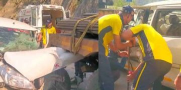 सरियों से भरे ट्रक से टकराई तेज रफ्तार कार, एक महिला की मौत 7 लोग घायल