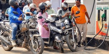 बिग ब्रेकिंग : पेट्रोल और डीजल के दामों में भारी उछाल, देखें कितना पड़ा आपकी जेब पर असर