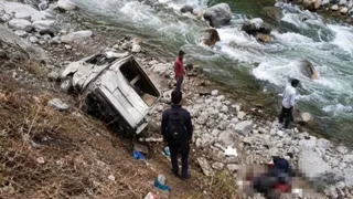 पार्थिव शरीर लेकर देहरादून से गांव लौट रहे परिवार हुआ सड़क दुर्घटना का शिकार। 3 लोगों की मौत