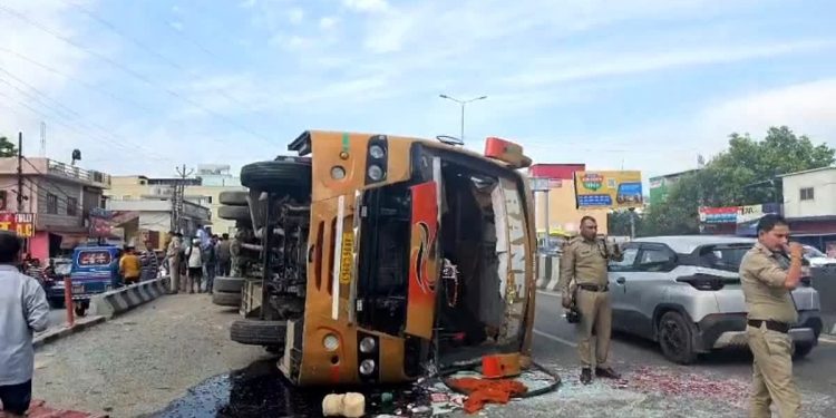 हरिद्वार : तेज रफ्तार डम्फर ने मारी बस को टक्कर 1 महिला की मौत 31 यात्री घायल
