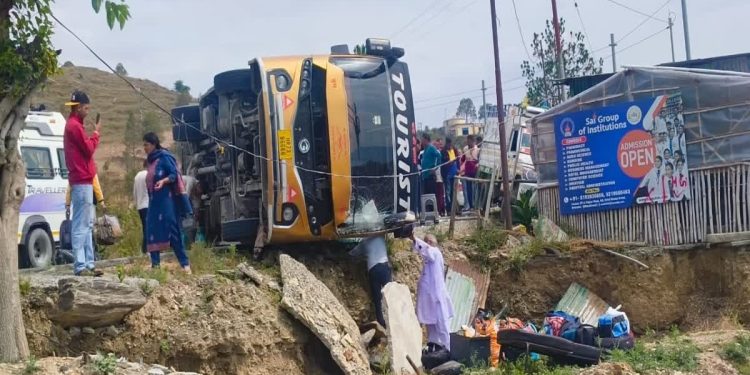 गंगोत्री से केदारनाथ जा रही बस रस्ते में पल्टी, 5 यात्री घायल