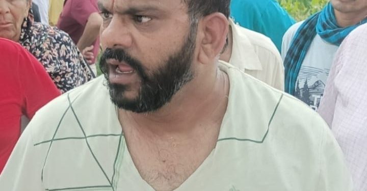 देहरादून में दरबार श्री गुरु राम राय जी महाराज की भूमि पर भू-माफिया का सनसनीखेज हमला! संगतों ने नितिन मनेरिया को पकड़कर पुलिस को सौंपा