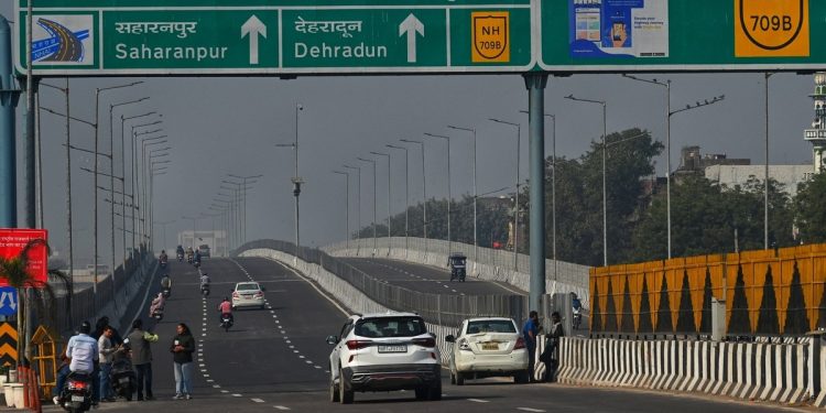 दिल्ली देहरादून एक्सप्रेसवे पर भूस्खलन का खतरा, एक लेन हुई बंद