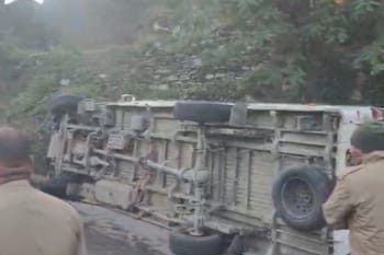 बद्रीनाथ धाम दर्शन के लिए जा रहे श्रद्धालुओं का वाहन  रास्ते में पल्टा, एक महिला की मौत 17 घायल