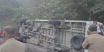बद्रीनाथ धाम दर्शन के लिए जा रहे श्रद्धालुओं का वाहन  रास्ते में पल्टा, एक महिला की मौत 17 घायल