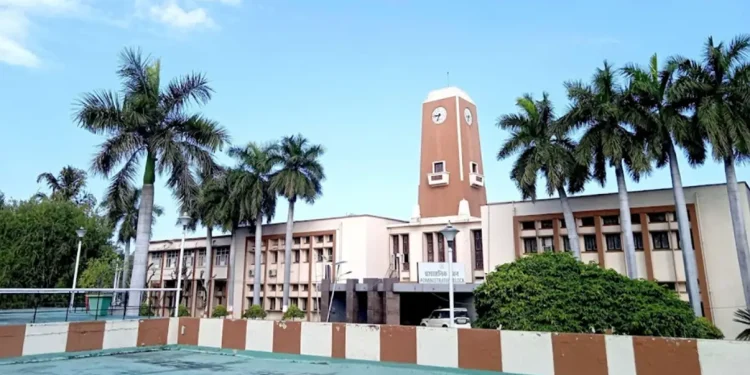 पंतनगर यूनिवर्सिटी हॉस्टल में भोजन खाने के बाद 150 छात्र बीमार, कुलपति ने लिया सख्त एक्श