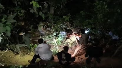 हादसा : 28 यात्रियों से भरा टेंपो ट्रेवलर गिरा खाई में, 2 महिलाओं की मौत, मची चीख पुकार
