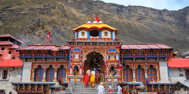 बदरीनाथ धाम में  25 लीटर शराब पहुंचने से मचा हड़कंप, देखें कैसी पहुंची