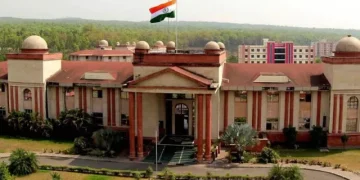 देर रात दून यूनिवर्सिटी में गुस्साए छात्रों ने किया कुलपति के आवास का घेराव, जानें क्या है वजह