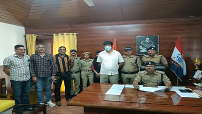 पिथौरागढ़ में 40.78 ग्राम स्मैक के साथ युवक और सैनिक की पत्नी गिरफ्तार, कार के डैशबोर्ड में छिपाकर ला रहे थे नशे की खेप