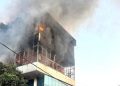 शोरूम और सर्विस सेंटर में भीषण आग, दूर-दूर तक दिखा धुएं का गुबार; दमकल की कई टीमें मौके पर