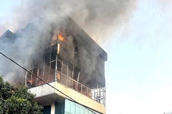 शोरूम और सर्विस सेंटर में भीषण आग, दूर-दूर तक दिखा धुएं का गुबार; दमकल की कई टीमें मौके पर