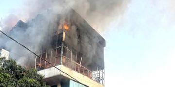 शोरूम और सर्विस सेंटर में भीषण आग, दूर-दूर तक दिखा धुएं का गुबार; दमकल की कई टीमें मौके पर