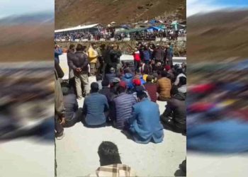 केदारनाथ मंदिर मार्ग से अस्थायी दुकानें हटाने पर दुकानदारों का विरोध, हेलीपैड पर दिया धरना