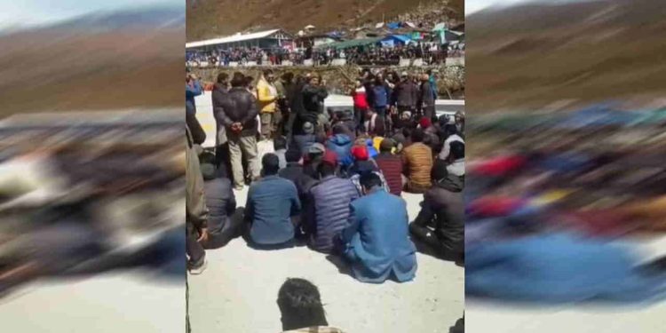 केदारनाथ मंदिर मार्ग से अस्थायी दुकानें हटाने पर दुकानदारों का विरोध, हेलीपैड पर दिया धरना