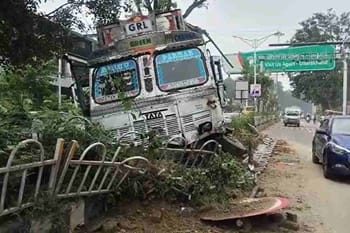 दिल्ली-दून हाईवे पर बेकाबू ट्रक का कहर, चेकपोस्ट के पास पुलिस वाहन को मारी टक्कर