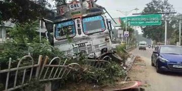 दिल्ली-दून हाईवे पर बेकाबू ट्रक का कहर, चेकपोस्ट के पास पुलिस वाहन को मारी टक्कर