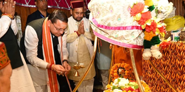 उत्तरकाशी पहुंचे CM धामी, विश्वनाथ-शक्ति मंदिर कॉरिडोर की घोषणा