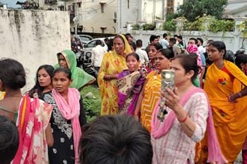 विष्णुलोक कॉलोनी में तीन हत्याओं से दहशत, पड़ोसियों के मन में उठे कई सवाल