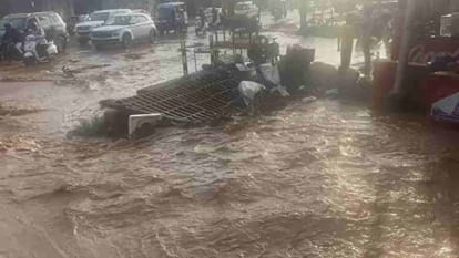 मूसलाधार बारिश से भानियावाला हाईवे पर जलभराव, एक घंटे तक रेंगता रहा यातायात