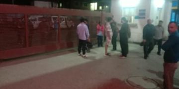 देहरादून के दून अस्पताल की इमरजेंसी में बवाल! दो पक्षों में जमकर मारपीट, धारदार हथियार लहराने से मची अफरातफरी