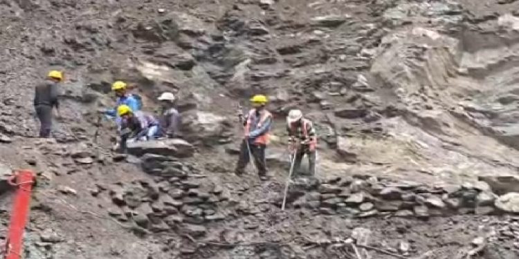 केदारनाथ यात्रा मार्ग पर फिर आफत! चीरबासा में मलबा-पत्थर गिरने से रास्ता बंद, गौरीकुंड में रोके गए यात्री