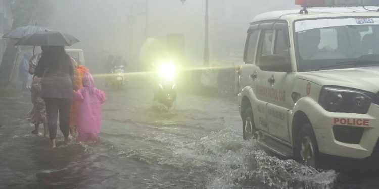 उत्तराखंड में मौसम का यू-टर्न! 9 जिलों में आंधी-बिजली का अलर्ट, ऊंचाई वाले इलाकों में बर्फबारी के आसार
