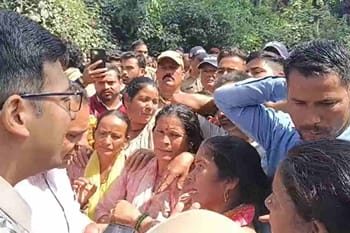 श्रीनगर में गुलदार के हमले से महिला की मौत के बाद फूटा ग्रामीणों का गुस्सा, हाईवे पर लगाया जाम