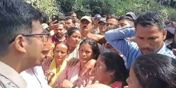 श्रीनगर में गुलदार के हमले से महिला की मौत के बाद फूटा ग्रामीणों का गुस्सा, हाईवे पर लगाया जाम
